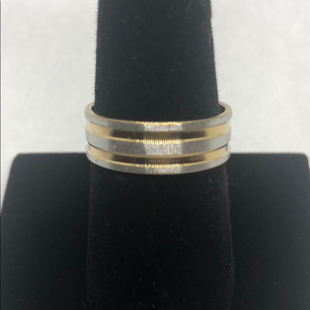 Men’s ring.